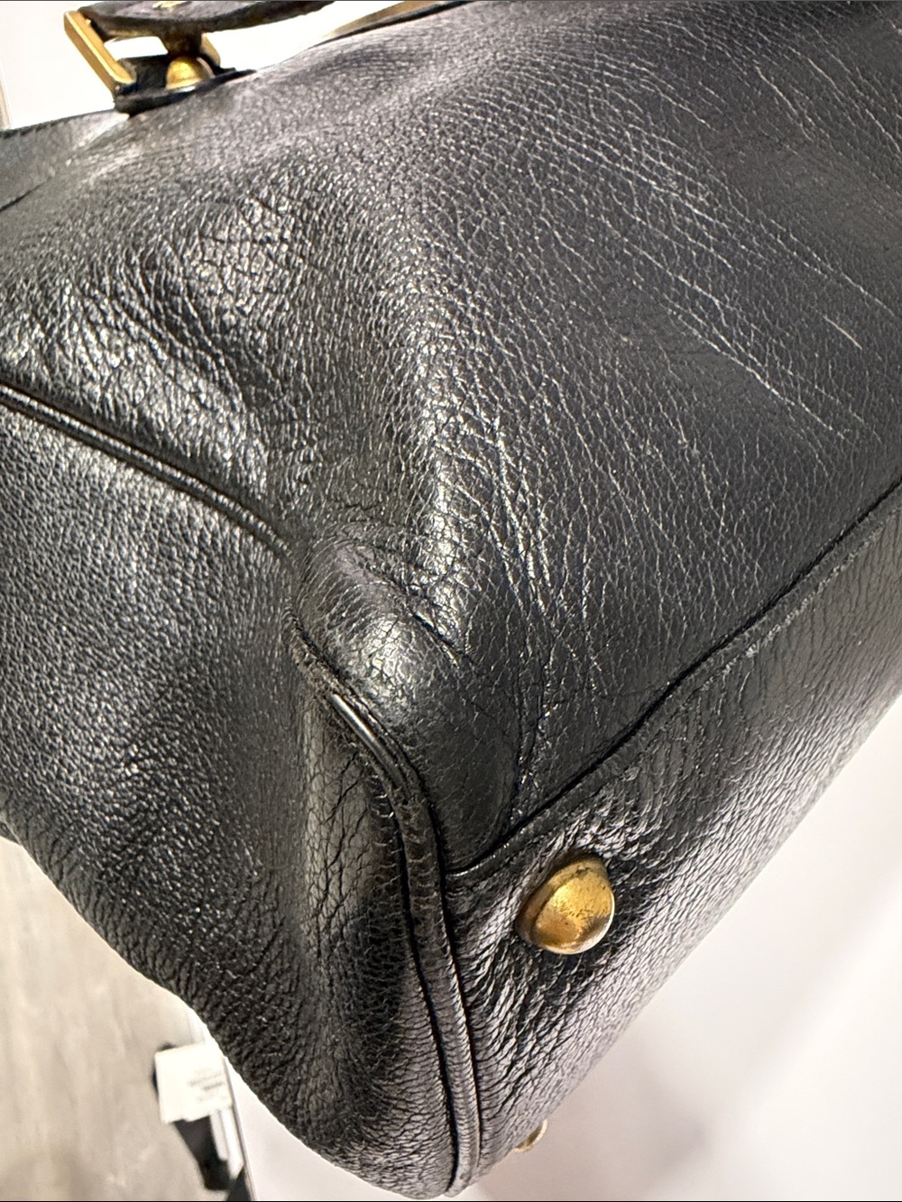Gucci Black Leather Shoulder Bag with Gold GG Emblem - Picture 9 of 12